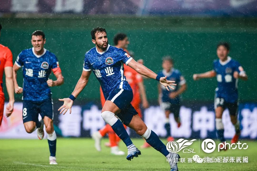 يدالزمالكبثمباشرمتابعةحيةلمبارياتالفريقالأبيض
